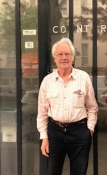 Portrait photographique d'Hector Saunier, devant l'atelier Contrepoint, à Paris