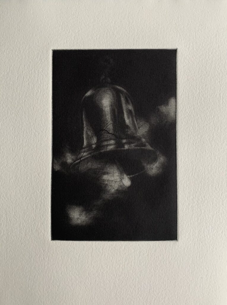 Gravure de Matteo Normand, La cloche fêlée (2026). 10 x 15 cm, manière noire.